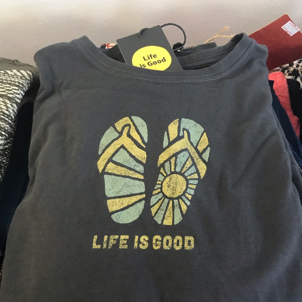 NWT Charcoal grey XS Life is Good tee flip flops summer